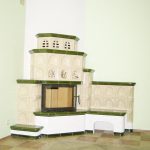 piec kaflowy z zielonych i kremowych kafli