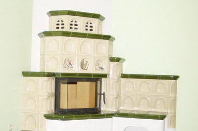 piec kaflowy z zielonych i kremowych kafli