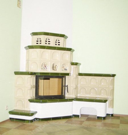 piec kaflowy z zielonych i kremowych kafli