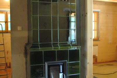 piec kaflowy z zielonych gładkich kafli