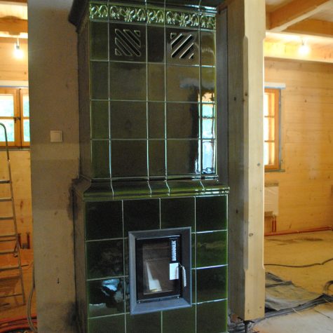 piec kaflowy z zielonych gładkich kafli