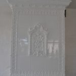 piec kaflowy z ozdobnym kaflem