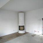 piec kaflowy z białych kafli okrągły